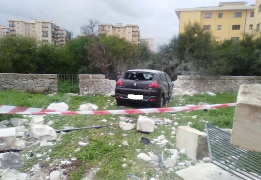 Siracusa, incidente stradale autonomo: conducente incastrato nell'abitacolo