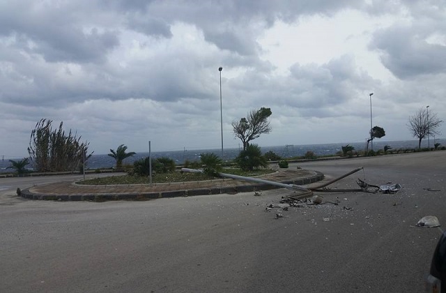 Siracusa, palo enel si abbatte al suolo e invade la strada