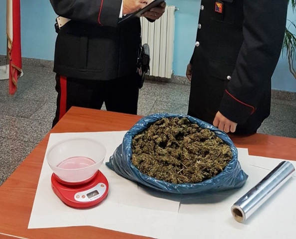 Floridia, nascondeva nel ripostiglio 650gr di marijuana: arrestato