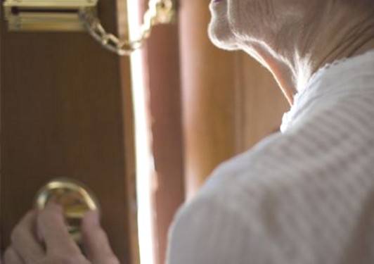 Siracusa, si finge amico del figlio e ruba mille euro ad anziana