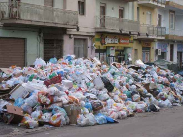 Rifiuti, Musumeci: "svolta o sarà emergenza"