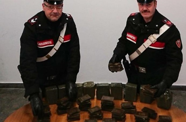 In auto con 10 chili di hashish, arrestati 2 siracusani