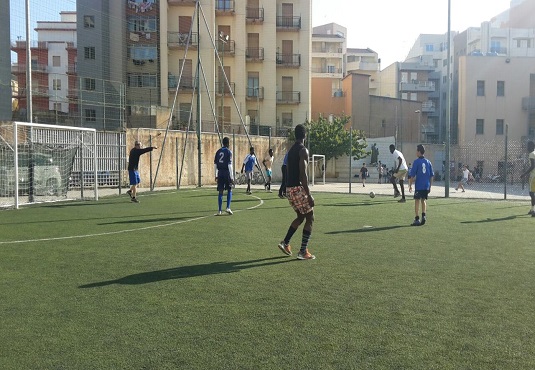 Noto, cade mentre gioca a calcio, batte la testa e muore: donati gli organi di un 18enne senegalese