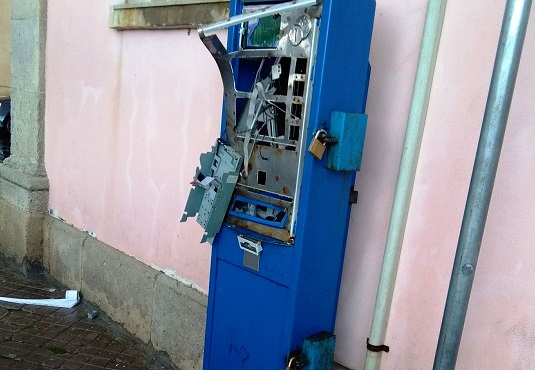 Siracusa, vandali in azione a Riva Nazario Sauro: distrutto un parcometro