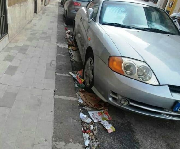 Siracusa, disastro in Borgata: nessuno spazza