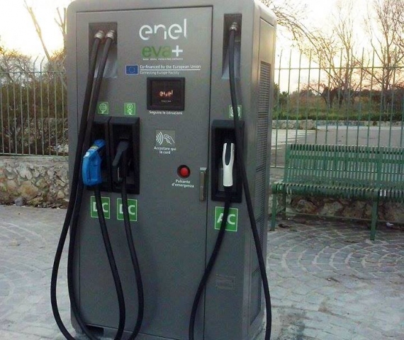 Siracusa, installata la prima colonnina per la ricarica di auto elettriche