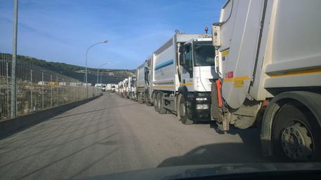 Emergenza rifiuti a Bellolampo, autocompattatori fuori