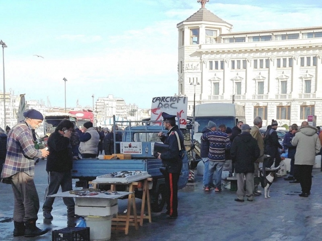 Siracusa, pesce da provenienza sconosciuta, fruttivendoli abusivi e ricci di mare durante il fermo: la foto di Riva delle Poste