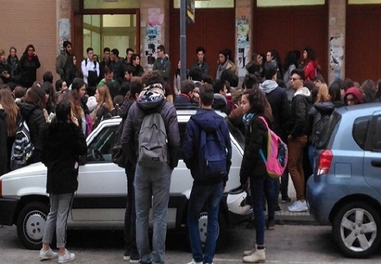 Siracusa, sit in degli studenti fuori dal Quintiliano. Domani incontro con Arnone