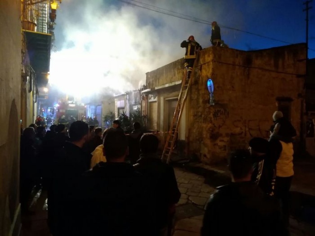 Palermo, incendio in magazzino: due feriti
