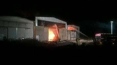 Nel Pavese, brucia un deposito: allarme ambientale