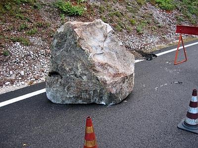 Noto, un masso in strada manda in tilt il traffico