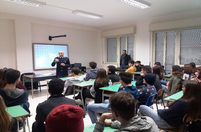 Canicattini Bagni, com.te Polstrada al Liceo "La Rosa"