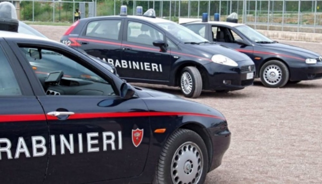 Pozzallo, arrivano i Carabinieri e butta marijuana del figlio