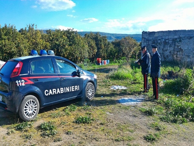 Braccianti sfruttati in provincia di Siracusa, scoperti 14 lavoratori irregolari: 3 denunce e ammende per 15.000 euro