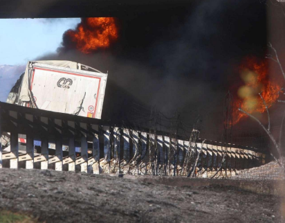 Sulla A21 nel Bresciano cisterna prende fuoco: 6 morti