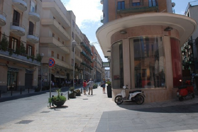 Siracusa, invitato a spostarsi clochard dà in escandescenze