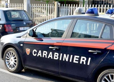 Siracusa, tossicodipendente si rifugia in condominio per farsi