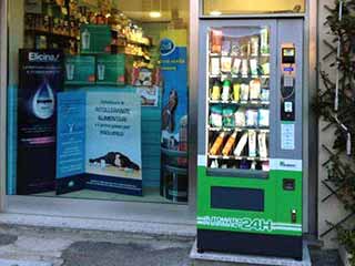 Noto, prendono a calci distributore in farmacia per avere le monetine