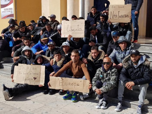 Bocche cucite a Lampedusa per protesta