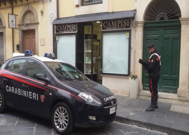 Noto, tentano furto in gioielleria: desistono per l'arrivo di passanti