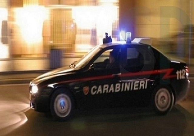Cassibile, si denuda in via Nazionale e aggredisce i Carabinieri