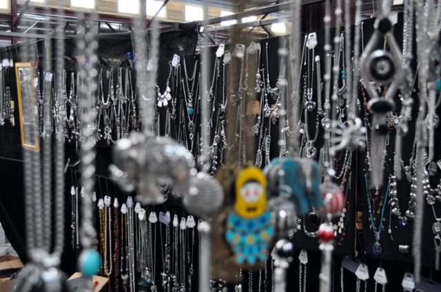 Siracusa, ruba gioielli da bancarella: 10 mesi di reclusione