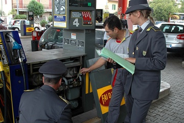 Palermo, regia dei clan dietro i distributori carburante
