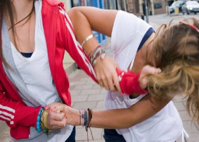 Siracusa, 2 ragazze si accapigliano per gelosia