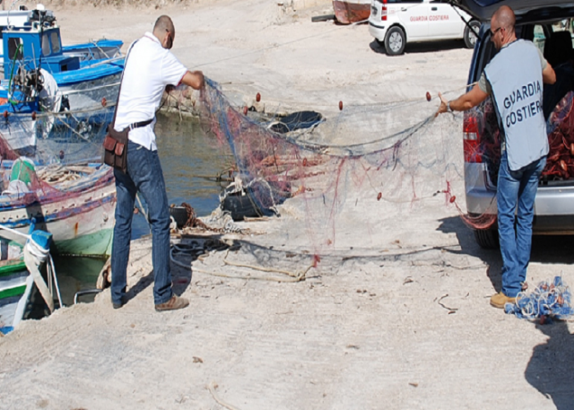 Avola, rete da posta su unità da diporto: 4.000 euro di multa