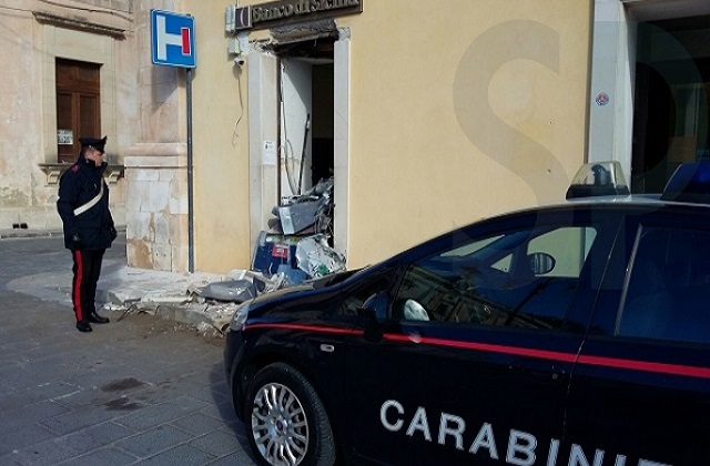 Siracusa, furti di sportelli bancomat: 8 arresti
