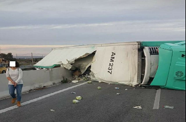 Incidente sulla Siracusa-Cassibile, un tir si ribalta sulla corsia opposta