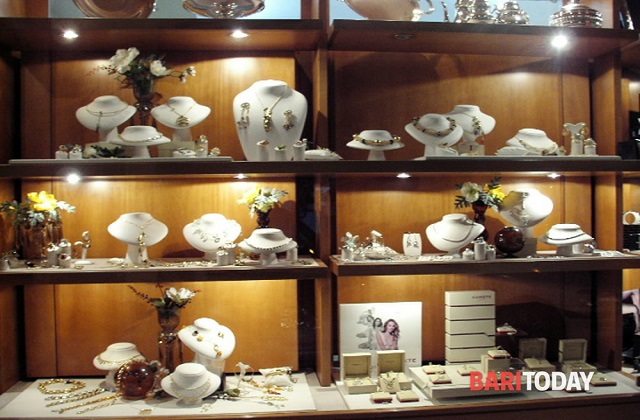 Siracusa, colpo in una gioielleria di Corso Gelone: portati via preziosi in vetrina