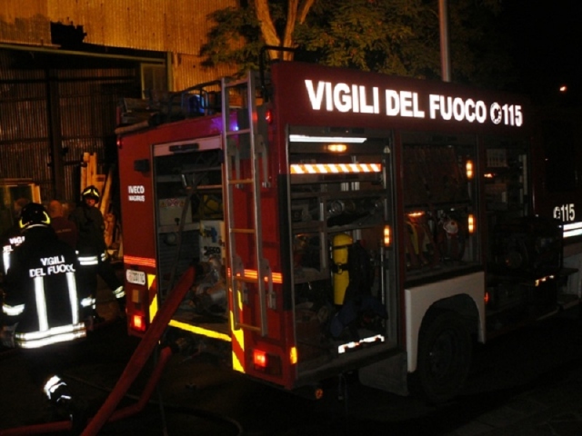 Noto, incendio nella notte in agriturismo: danni estesi ma per i due titolari solo una lieve intossicazione da fumo