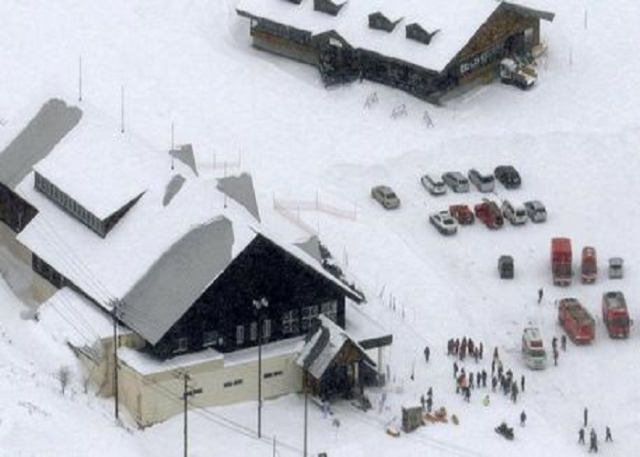 Vulcano erutta e sassi finiscono su pista da sci: 1 morto