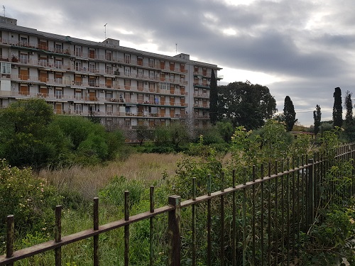Siracusa, siringhe abbandonate in via Regia Corte