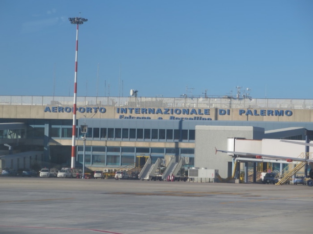 Palermo, aeroporto Falcone-Borsellino: caos consegna bagagli
