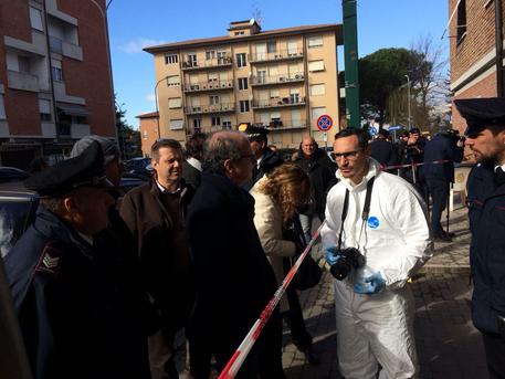 Pisa, spara e ferisce 4 persone dopo rimproveri