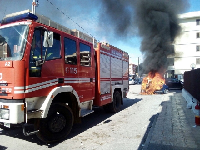 Siracusa, auto in fiamme in viale Scala Greca