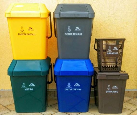 Siracusa, il M5s denuncia: gli irregolari non hanno ricevuto i mastelli, nessuno controlla