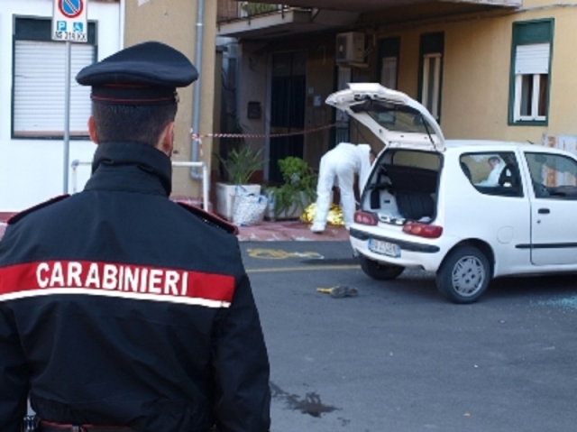 Omicidio a Carlentini, un uomo freddato sotto casa con 4 colpi di pistola