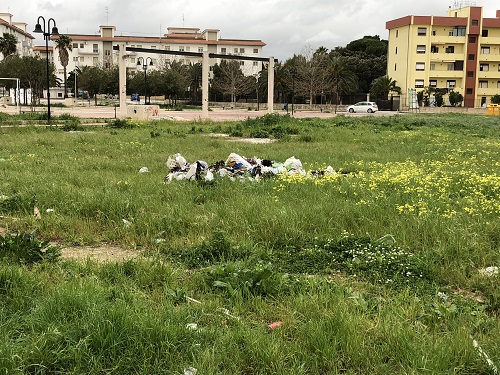 Siracusa, degrado in piazza Davide Scamporrino