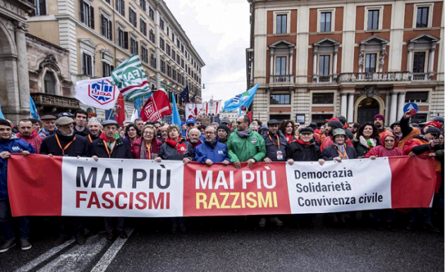 Centomila in piazza con l'Anpi a Roma, scontri a Milano