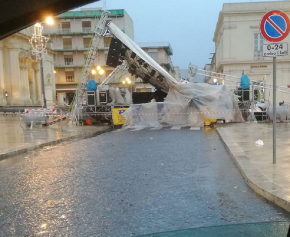 Avola, il maltempo fa danni: vento e pioggia forte causano il crollo di parte della struttura del palco di Carnevale