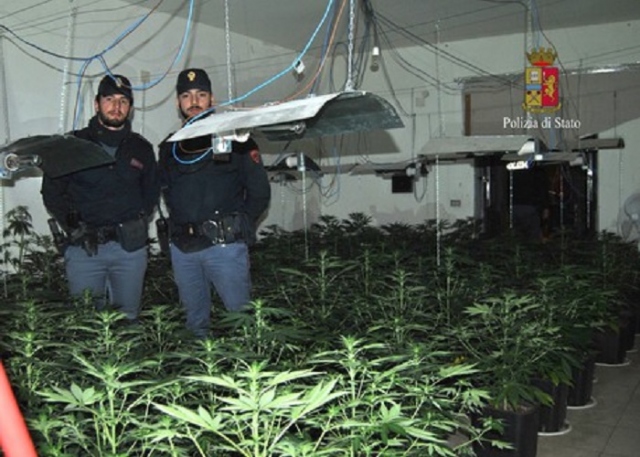 Palermo, in casa droga e pistola: in manette padre e figlio