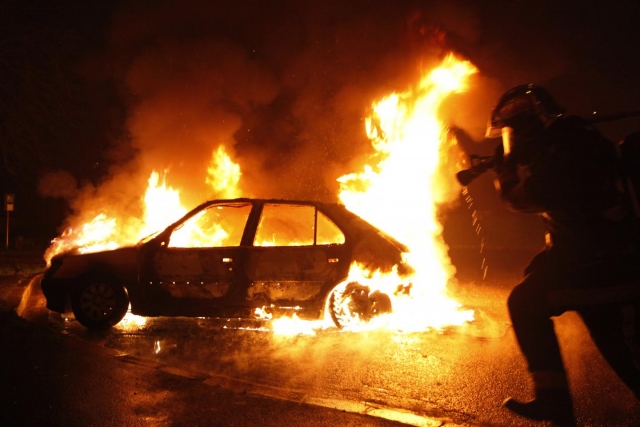 Rosolini, a fuoco nella notte due autovetture in via Canova