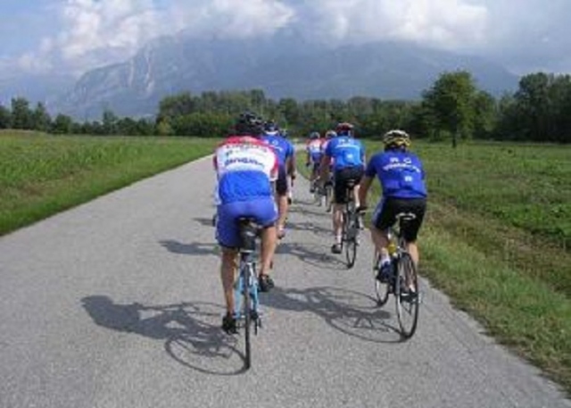 Siracusa, ciclista si accascia e muore dentro un bar di via Lido Sacramento