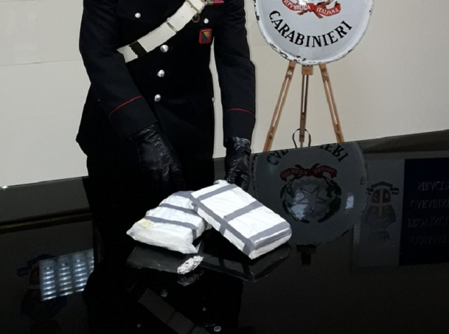 Siracusa, in auto con 2 chili di cocaina del valore di 300.000 euro: arrestati in due