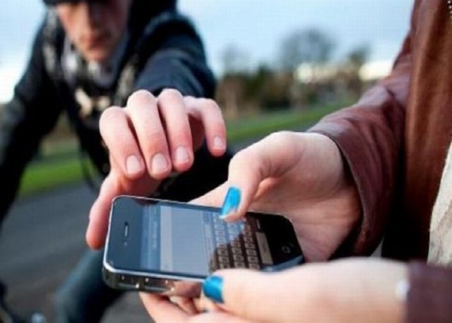 Augusta, rapina una donna del telefonino: denunciato