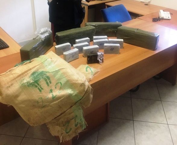Siracusa, arenato in spiaggia sacco con 25Kg di hashish